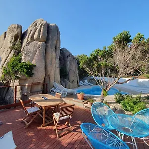- Piscina E Aria Condizionata Bed & Breakfast